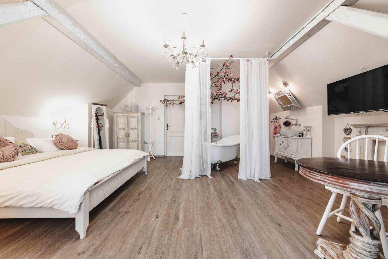 Resort Mlyn Cernovice Cernovice  Zewnętrze zdjęcie